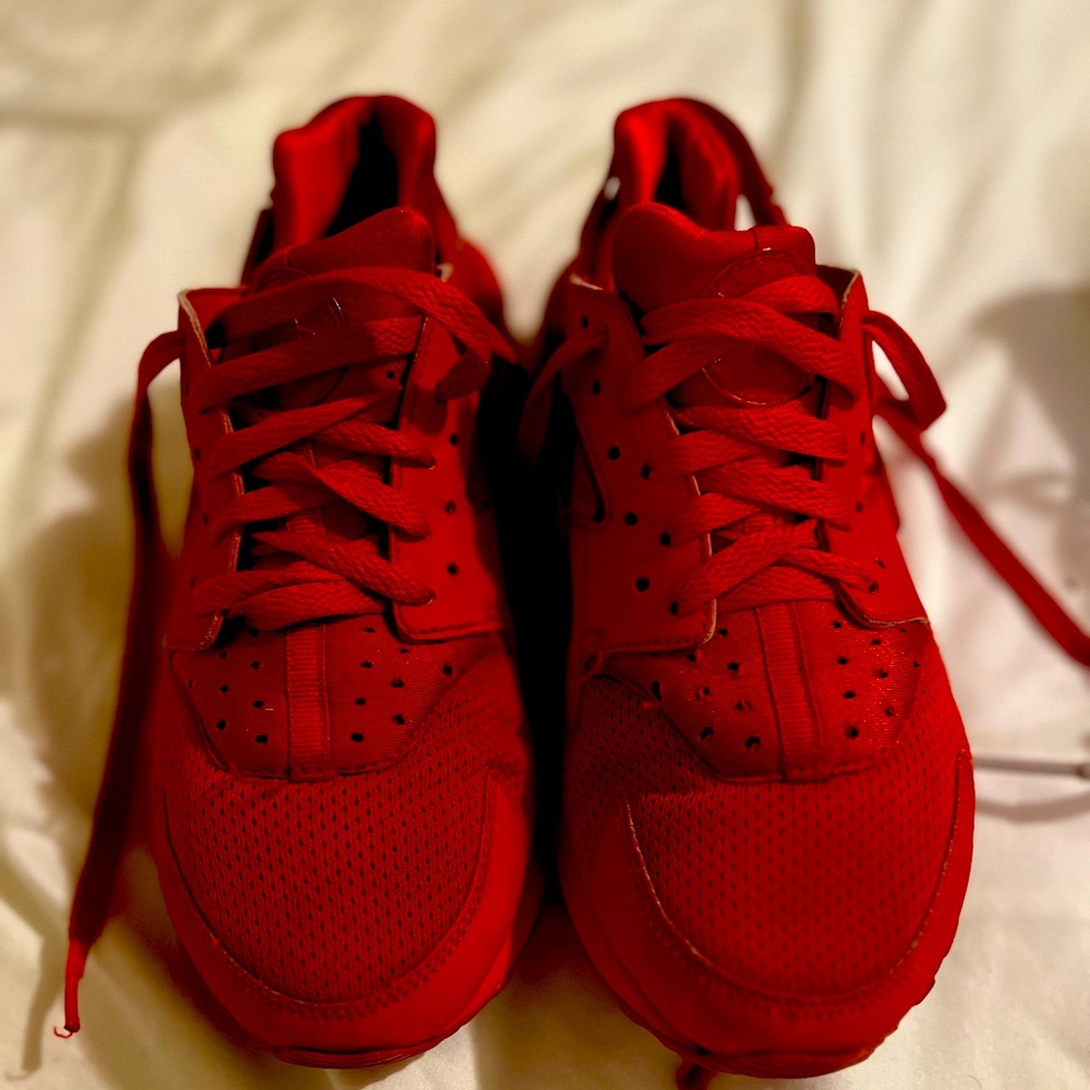 Nike Air Huarache
Triple Red (GS) 7Y